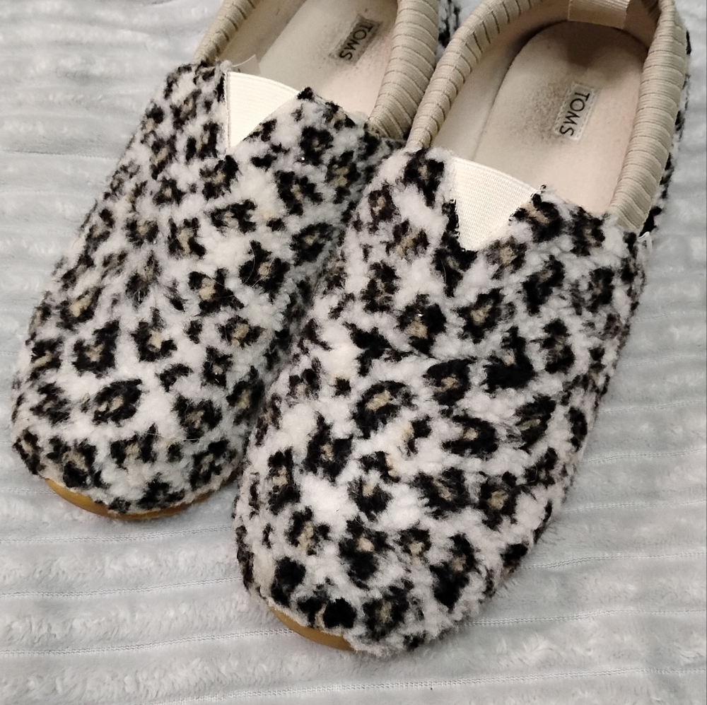 Toms Leopard Print Fuzzy Slip-On Slippers in White, Black, Brown